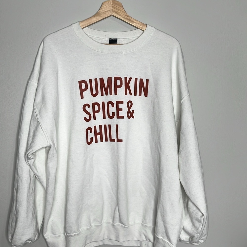 Women’s Large Pumpkin Spice & Chill White Sweatshirt